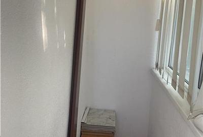 Apartament 3 camere , strada Bucegi - Policlinica 2,   etaj 1 3 , decomandat , i - 22