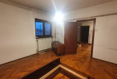 Apartament cu 3 camere semidecomandat în P-ța Romană