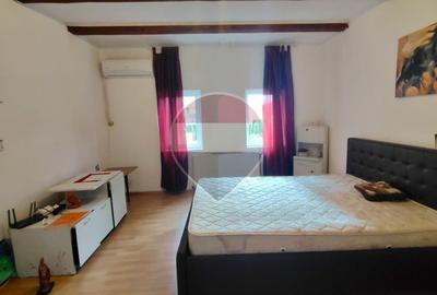 Casă / Vilă cu 3 camere de vânzare în zona Schei - 1