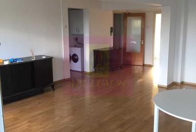 Apartament cu 3 camere decomandat în Lacul Tei