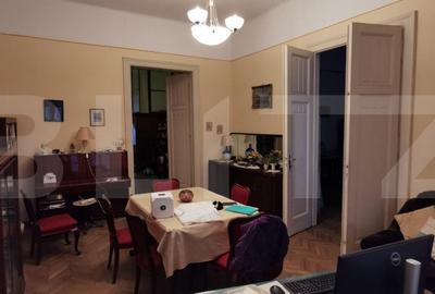 Apartament cu 5 camere semidecomandat, mobilat în Central
