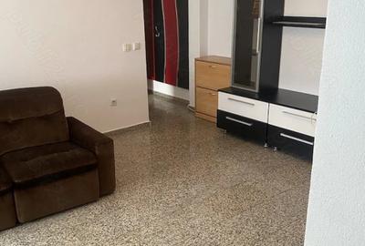 Apartament cu 3 camere semidecomandat, mobilat în Cetate