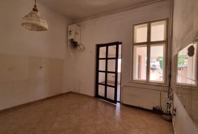 Casa in zona centrala parter si subsol cu acces auto - 6