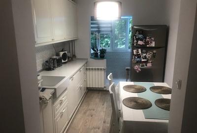 Apartament cu 3 camere semidecomandat, mobilat în Rahova