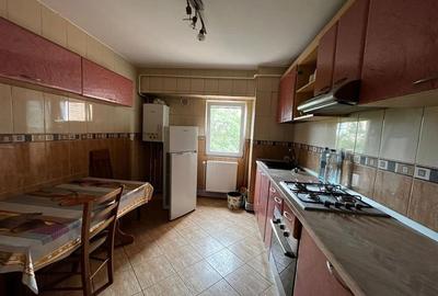 Apartament cu 3 camere decomandat, mobilat în Nicolina