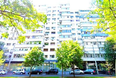 Apartament cu 3 camere decomandat în P-ța Victoriei