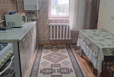 Apartament cu 3 camere,decomandat,parter inalt,zona Lama - 1