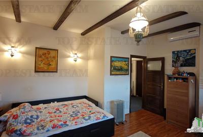 Apartament de 3 camere ultracentral, 2 intrari, lift cu acces privat, pod pentru - 8