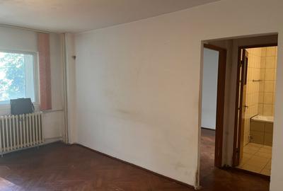 Apartament cu 4 camere semidecomandat în Moșilor