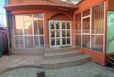 Casă individuală cu 6 camere în Malu Roșu