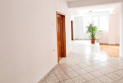 Crangasi- Belvedere  spatiu /Showroom/Creatie/ curte 4 masini - 8