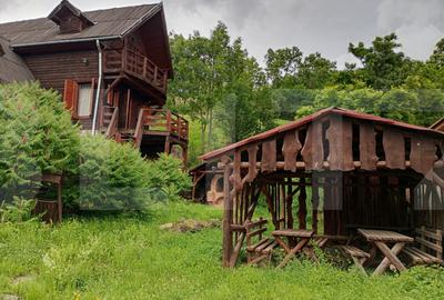 Casă individuală cu 7 camere în Cernat