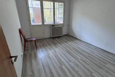 Apartament cu 3 camere semidecomandat în Giurgiului