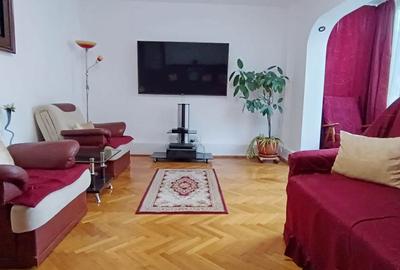 Apartament cu 4 camere decomandat, mobilat în Tractorul