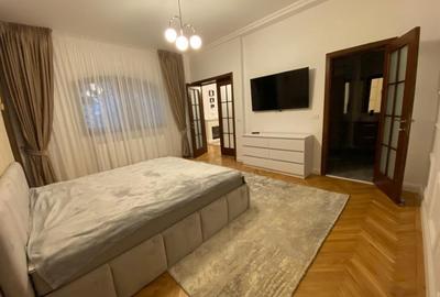 Apartament cu 3 camere semidecomandat în Kiseleff