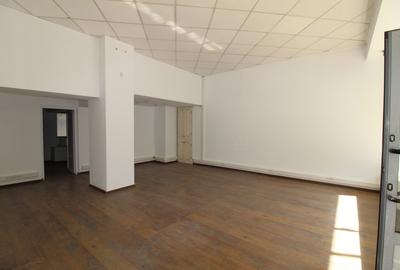Stradal cu vitrine stradale- spatiu comercial de inchiriat 64 mp utili, plus sub - 1