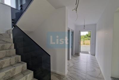 Casa moderna si spatioasa cu 3 dormitoare 2 garaje in Sasar Comision 0 - 5