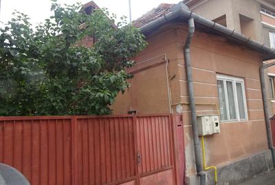 Vand casa in Deva, zona ultracentrala, compusa din 2 corpuri unite, - 1