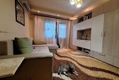 Apartament cu 3 camere semidecomandat, mobilat în Lipovei