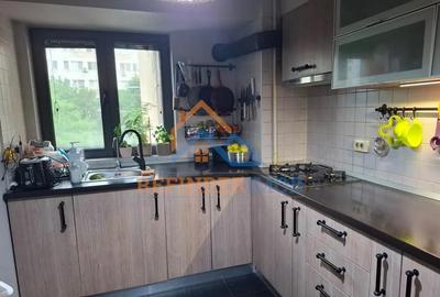 Apartament cu 3 camere semidecomandat în Alexandru Obregia