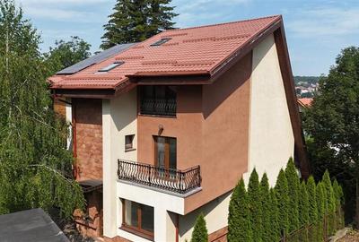 Casă individuală cu 9 camere în Central