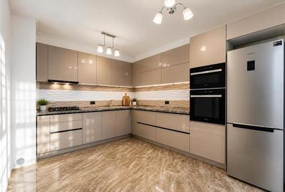 Apartament cu 3 camere decomandat în Tractorul