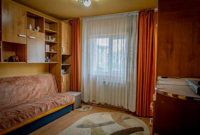 2 dormitoare separate, bucătărie pe mijloc, etaj 1 - 3