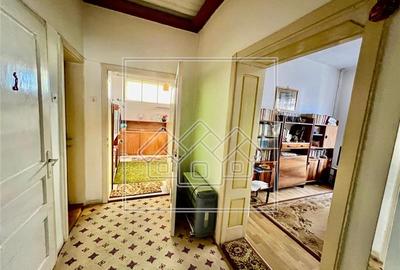 Casa de vanzare in Cisnadie - 6 camere, garaj - teren 250 mp - 9