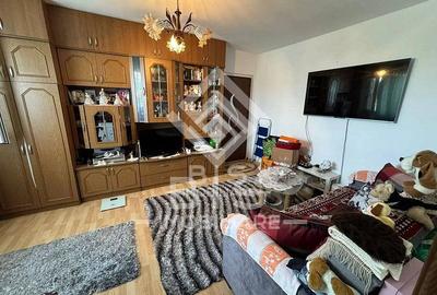 Apartament cu 3 camere semidecomandat în Decebal