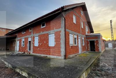 Duplex cu 4 camere în Peciu Nou