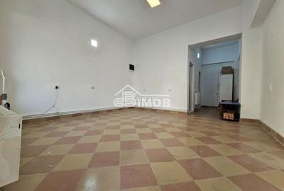 Spatiu comercial/birou de inchiriat – Micro 4, zona cu trafic pietonal intens - 2