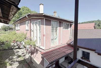 Casă individuală cu 9 camere în Noua