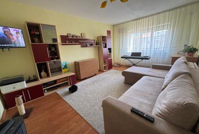Apartament cu 3 camere decomandat în Nicolina