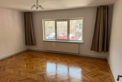 Apartament 3 camere, Judetean, 65 mp - 2