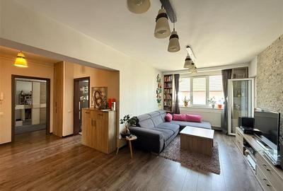 Apartament cu 3 camere semidecomandat, mobilat în Central