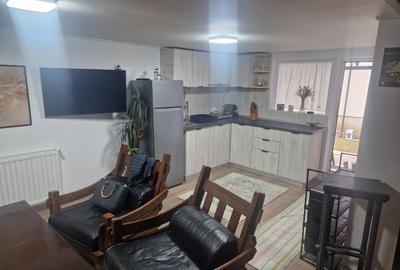 De închiriat apartament cu 3 camere la et 1 si o garsoniera la parter,imobil cas - 1