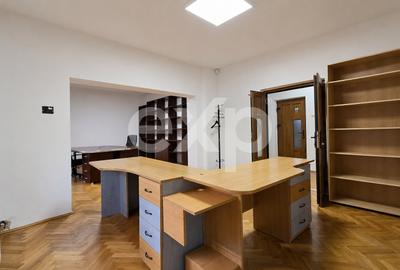Apartament cu 3 camere decomandat în Tractorul