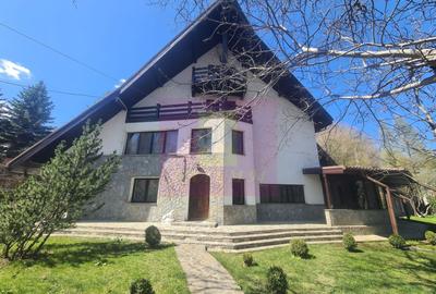 Casă individuală cu 9 camere în Capul Câmpului