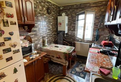 Apartament cu 2 camere semidecomandat, mobilat în Craiovița Nouă