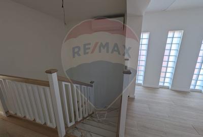Casă / Vilă cu 6 camere de vânzare în zona Central - 8