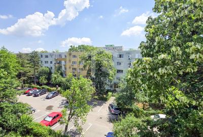 Apartament cu 4 camere semidecomandat în Apusului