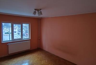 Apartament cu 3 camere decomandat, mobilat în Casa de Cultură