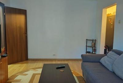 Apartament cu 3 camere semidecomandat în Giurgiului