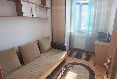 Apartament cu 3 camere semidecomandat, mobilat în Alexandru cel Bun