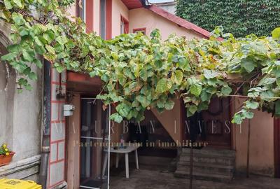 Tepes Voda Hala Traian casa 2 camere 47 mp , curte libera 25 mp, 68000 eur - 1