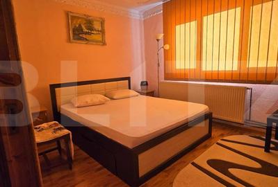Apartament cu 3 camere semidecomandat, mobilat în Micro 4