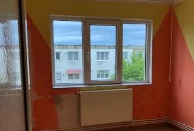 Apartament cu 3 camere semidecomandat în Apollo