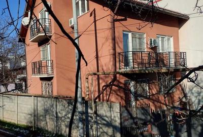 Casă individuală cu 6 camere în Gorjului
