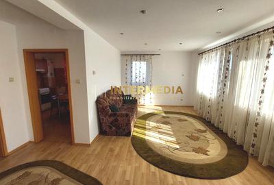 Apartament cu 3 camere decomandat, mobilat în Cetate