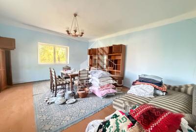 Casa batraneasca cu teren de 3022 mp, in Carani - 3